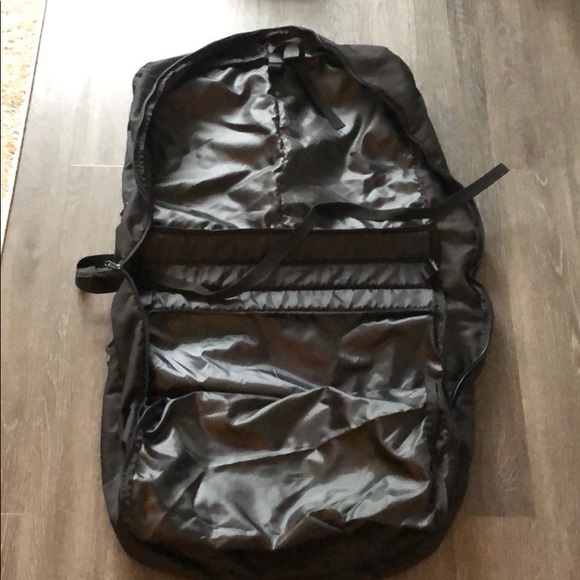 Under Armour Suit and duffle travel bag - Picture 3 of 3